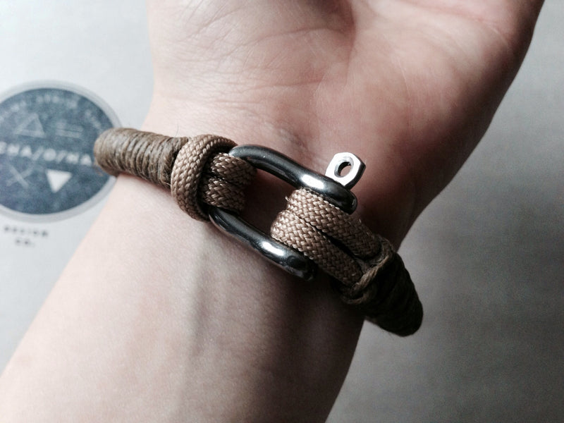 Forged Steel D Shackle Bracelet: Waxed Hemp & Paracord