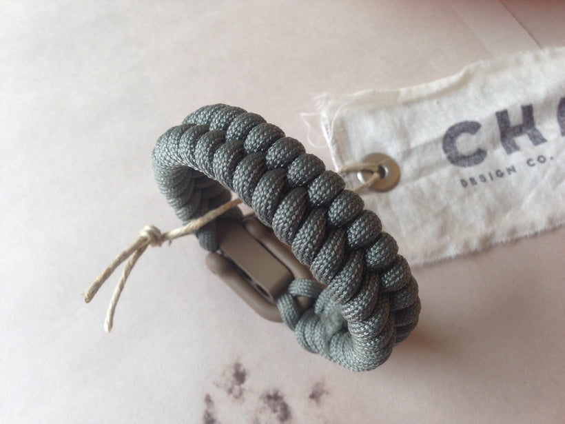 Adjustable EDC Bracelet: Simple Weave, Adaptive Light Earth Shackle