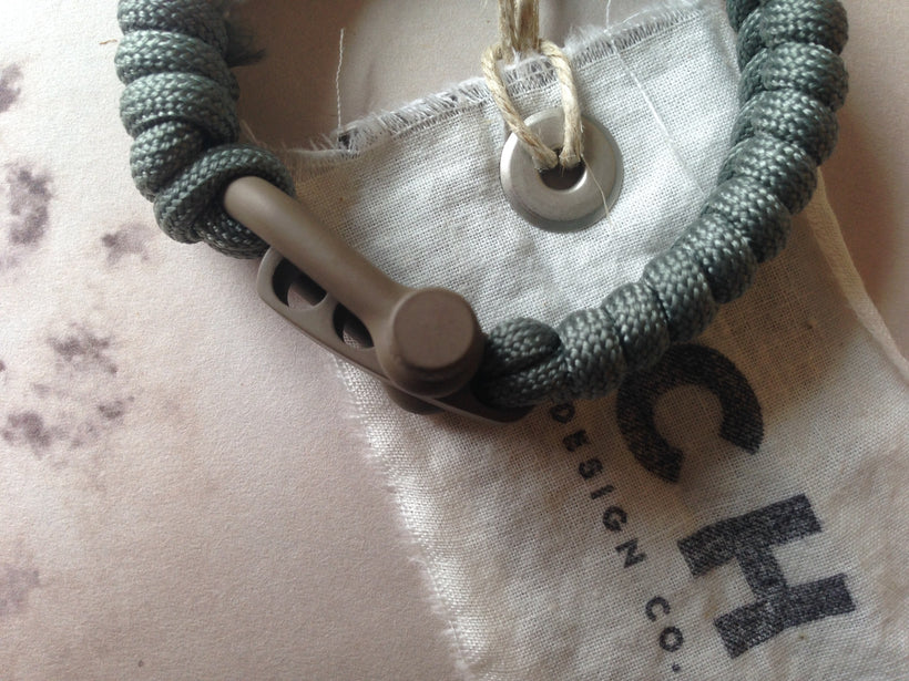 Adjustable EDC Bracelet: Simple Weave, Adaptive Light Earth Shackle