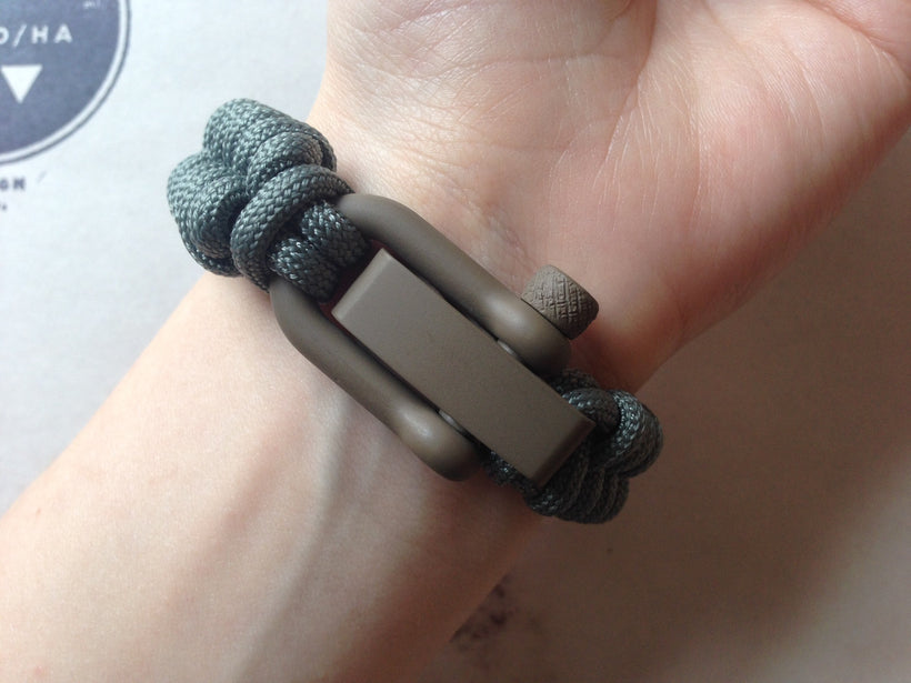Adjustable EDC Bracelet: Simple Weave, Adaptive Light Earth Shackle