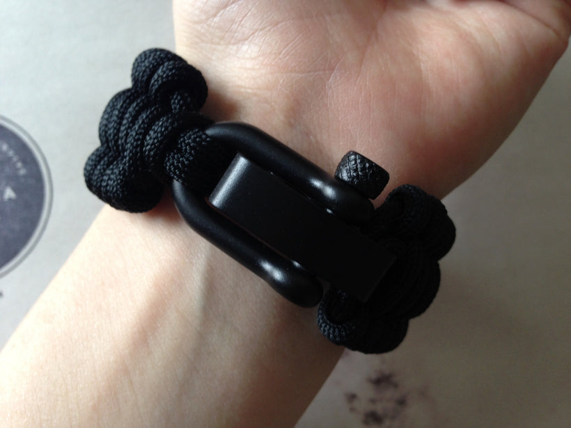 Adjustable EDC Bracelet: Full Weave, Graphite Black Shackle